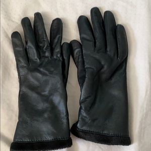 Leather gloves with faux fur lining